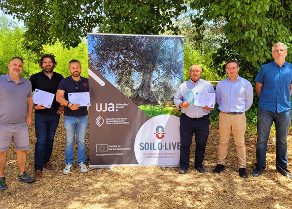 Responsables del proyecto, de la UJA y DEOLEO, junto a premiados.