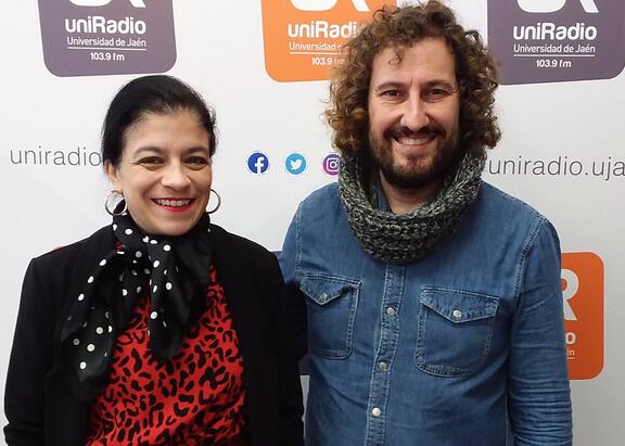 Carmen María Sánchez Morillas y Julio Ángel Olivares Merino, en los estudios de UniRadio Jaén