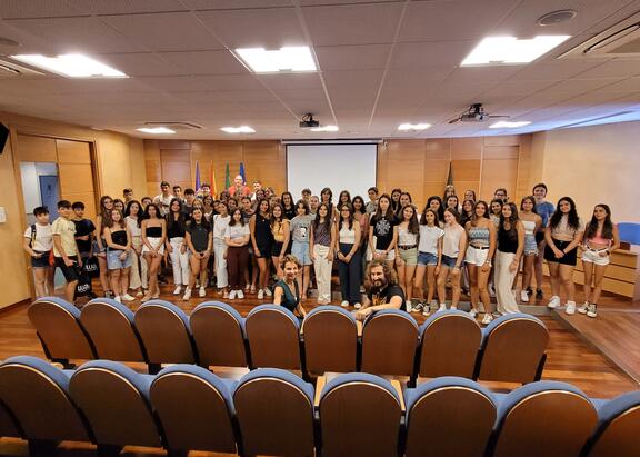 Marta Romero y Julio Ángel Olivares, en primer término, junto con los jóvenes y sus mentores.