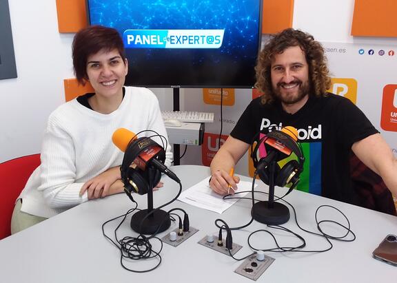 Priscilla Rocío-Bautista y Julio Ángel Olivares Merino, en los estudios de UniRadio Jaén.
