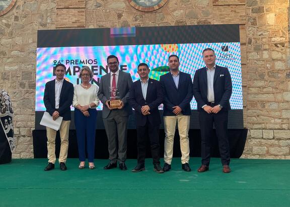 El premiado y los representantes institucionales, durante la entrega del galardón