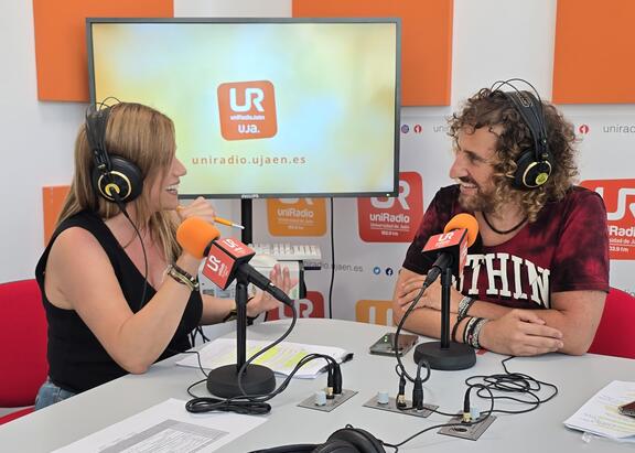 Julio Ángel Olivares Merino y Anabel Gámez Cabrera, director y subdirectora de UniRadio Jaén, en los estudios de la emisora