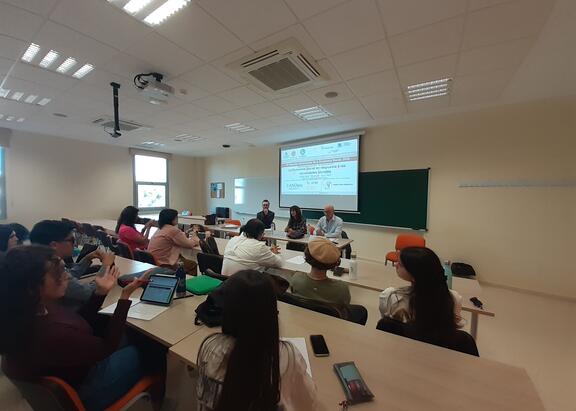 Mesa redonda en torno a la economía social en respuesta a las necesidades sociales