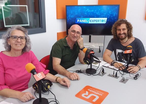 Los investigadores Sofía Salido Ruiz y Justo Cobo Domingo, junto a Julio Ángel Olivares Merino.