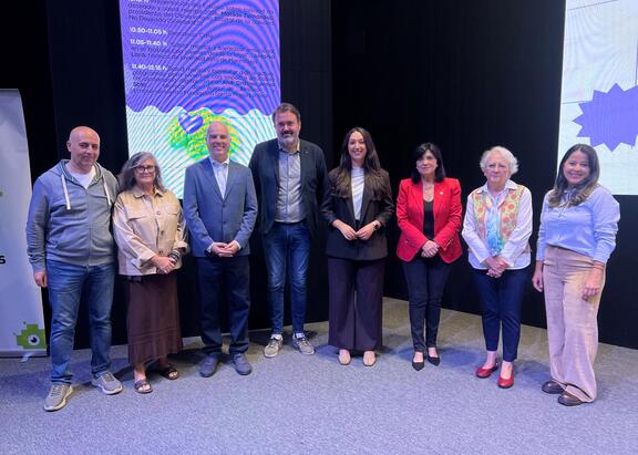 Representantes institucionales y ponentes asistentes a la jornada.