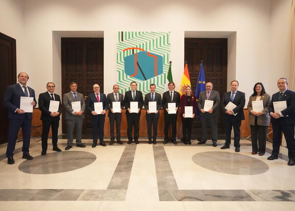 Rectores de las universidades andaluzas, junto con el presidente y el consejero de Universidad de la Junta de Andalucía.