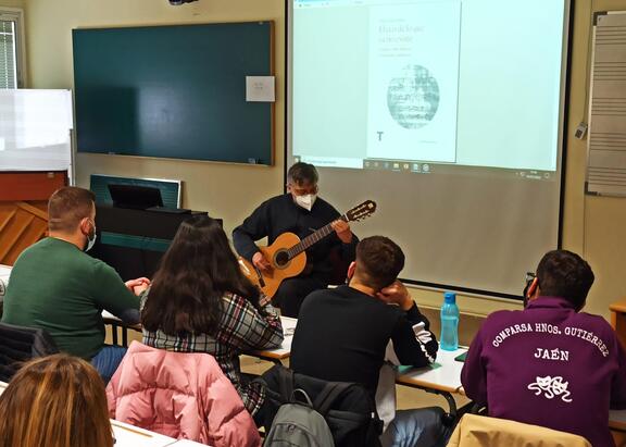 Raúl Zambrano, durante la clase.