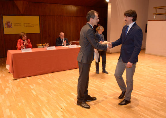 Juan Jesús Gutiérrez recibe su galardón de manos del ministro Pedro Duque. Foto: Ministerio de Ciencia, Innovación y Universidades del Gobierno de España