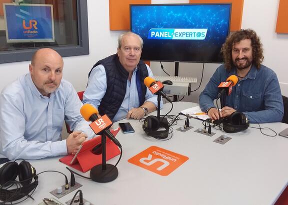 Los invitados Joaquín Cañada y José Ángel Fernández, junto a Julio A. Olivares.