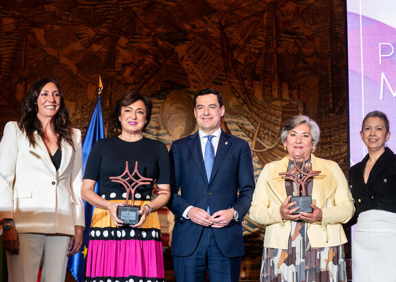 La catedrática Yolanda Mª de la Fuente, con el galardón, junto al presidente de la Junta de Andalucía.