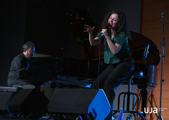 Sheila Blanco y Federico Lechner, en el Aula Magna de la UJA