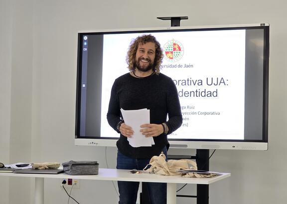 El profesor, investigador y escritor, Julio Ángel Olivares Merino.
