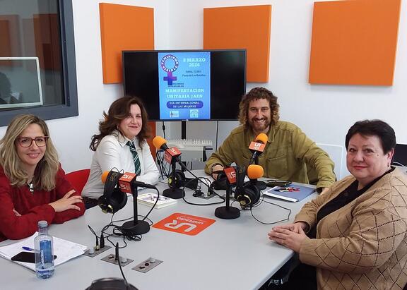 Julio Ángel Olivares Merino, María Inés Casado Lara, Juana Peragón Roca y Nieves Moyano Muñoz, en los estudios de UniRadio Jaén