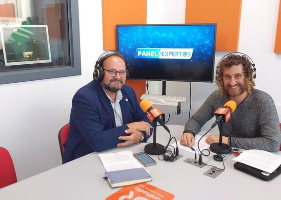 Juan de Dios Carazo Álvarez (a la izquierda), junto a Julio Ángel Olivares Merino (a la derecha).