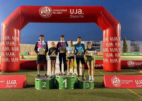 Podium de vencedores absolutos en categoría masculina y femenina.
