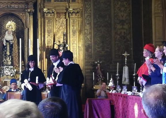 Momento de la entrega de la Medalla de la US al Rector de la UJA.