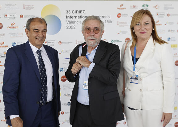Adoración Mozas, junto con el Nobel de Economía Paul Krugman y José Luis Monzón, presidente de honor del CIRIEC-Internacional.