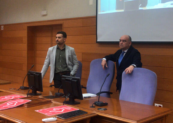 Arturo Montejo y Julio Terrados conversan con Nicolás Berlanga.