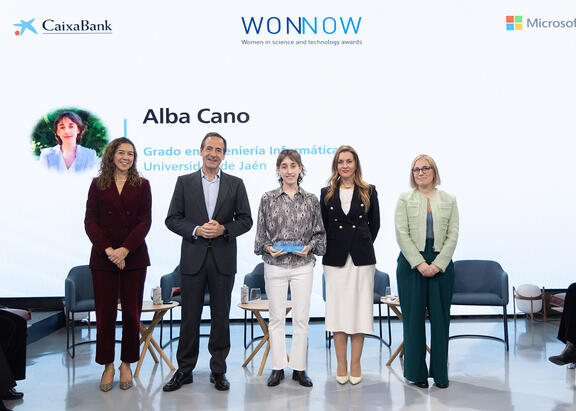 Alba Cano, en el centro, recibiendo el galardón.