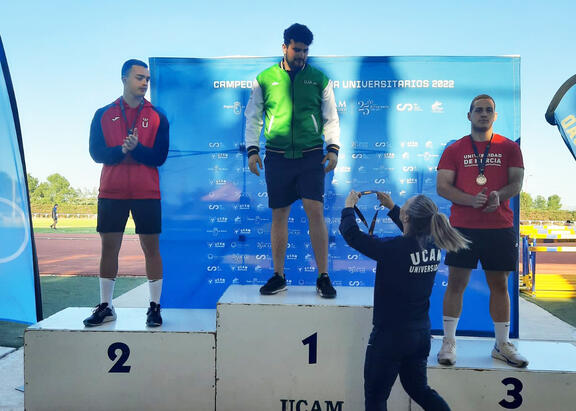 Alberto González Moyano, en el centro, recibiendo la medalla.