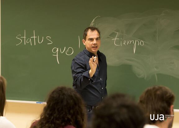 El dramaturgo Alberto Conejero, durante un taller impartido en la UJA.