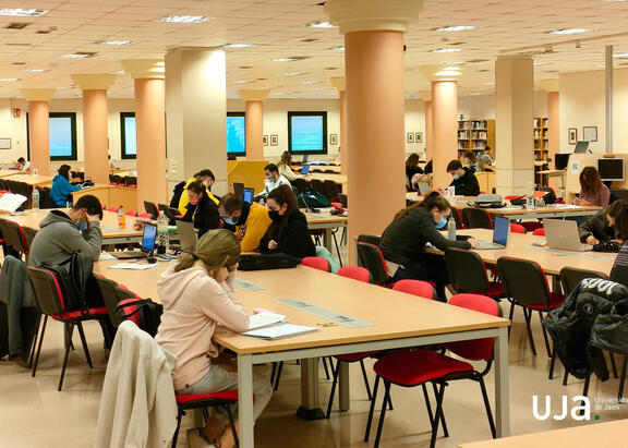 Alumnado de la UJA estudia en la Biblioteca del Campus Las Lagunillas