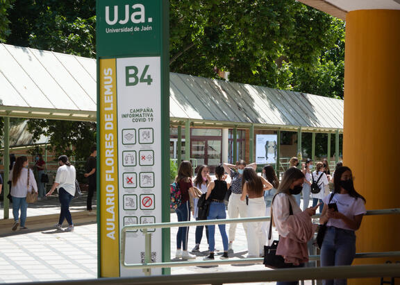 Alumnado en el Campus Las Lagunillas.