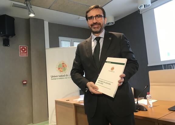 Juan Gómez, con el documento del Balance de Gestión 2015-2019.