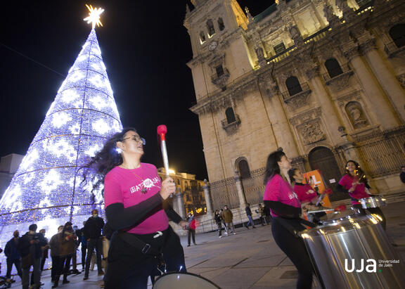 La Batucada UJA desea unas felices fiestas con su actuación. Fotografía: Fernando Mármol