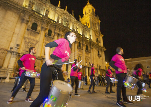 La batucada de la UJA ameniza la Navidad