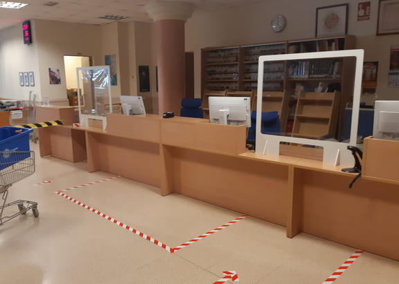 Aspecto actual de la Biblioteca del Campus Las Lagunillas, lista para el préstamo con cita previa
