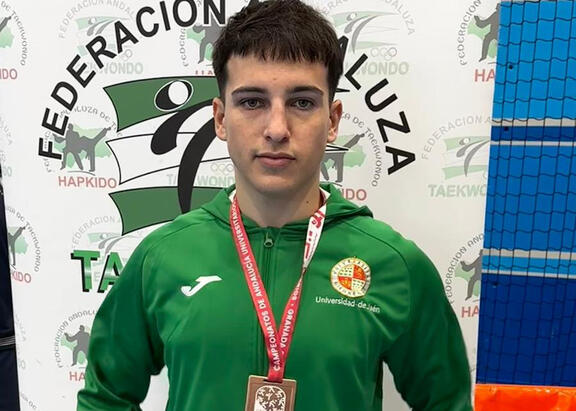 Hugo Quesada Segovia, con la medalla.