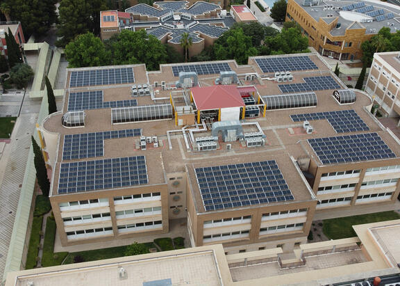 Vista de las placas fotovoltaicas instaladas en las terrazas de los edificios B4 y C3 del Campus Las Lagunillas.