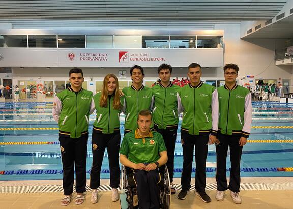 Fernando Moya, en primer plano, ganador de 3 medallas de oro, junto con los nadadores que representaron a la UJA.