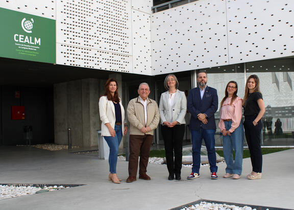 De izquierda a derecha: Alicia Arjonilla Sampedro, coordinadora de Español; Antonio Bueno González, Director; María Belén Díez Bedmar; Subdirectora; Joaquín Manuel Cruz Trapero, coordinador de Lenguas Extranjeras; Marta Ortega López, administrativa, y María Jesús Sánchez Jódar, administrativa.