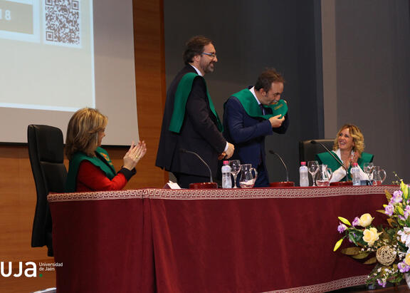 Santi Rodríguez beca la beca como nuevo colegial de honor, en presencia del Rector, la Vicerrectora de Estudiantes y la Directora del Colegio Mayor Domingo Savio. Foto: Álvaro Santiago