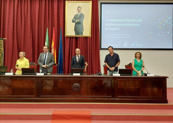 Acto de presentación del informe, presentado en la Universidad de Sevilla.