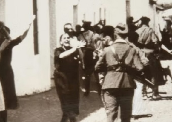 Mujeres pidiendo a los soldados del bando nacional que no asesinaran a sus prisioneros en Constantina (Sevilla), al principio de la Guerra Civil. Wikimedia Commons, CC BY (Foto: The Conversation)