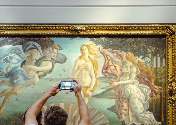 Visitantes frente al Nacimiento de Venus, cuadro de Sandro Botticelli en la Galería de los Uffizi. Foto: The Conversation