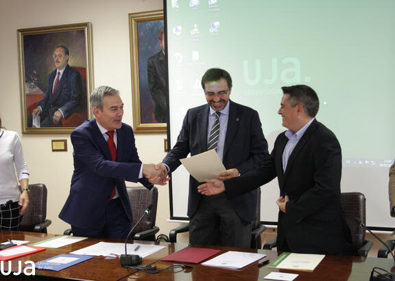 De izquierda a derecha, Amador Fraile, Juan Gómez y Jerónimo Jiménez, tras la firma del convenio.