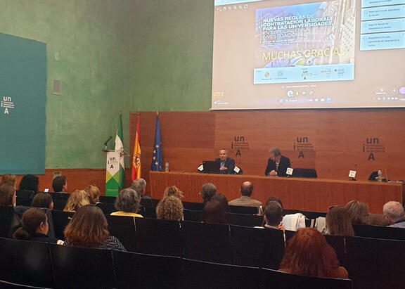 Gustavo Reyes, a la izquierda, durante la Clausura de las jornadas.