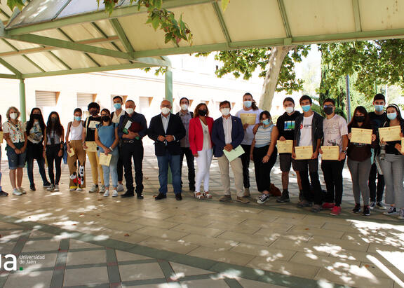 Foto de familia, tras la clausura del Programa de Voluntariado universitario en Cástulo
