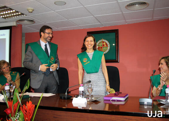 El Rector de la UJA, tras nombrar Colegiala de Honor a la profesor María Dolores Escarabajal