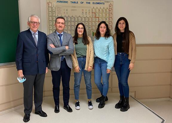 Los profesores Miguel García Guerrero y Ruperto Bermejo, con unas alumnas de la EPL.