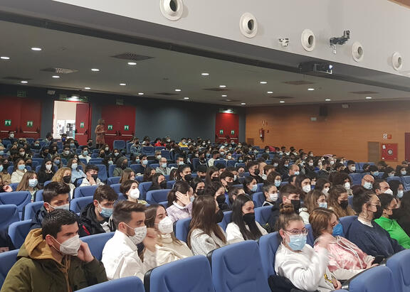 Alumnado de diferentes IES de la provincia, en el Aula Magna de la UJA.