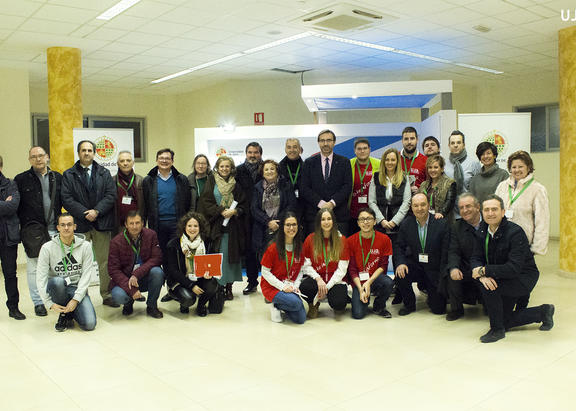Foto de familia del Rector con organizadores y organizadores de los 'Encuentros UJA'. Foto: María Isabel Arias