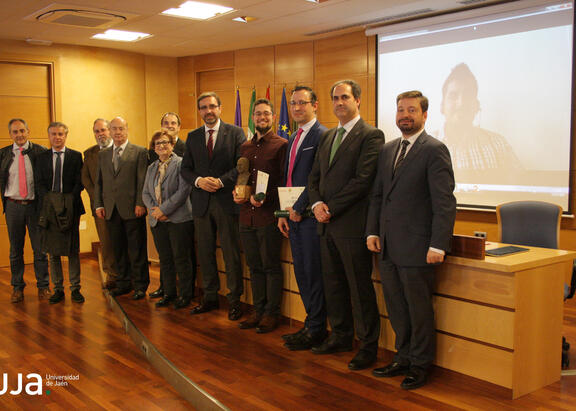 Foto de familia con los galardonados. Al fondo, por vídeoconferencia, el tercer premiado
