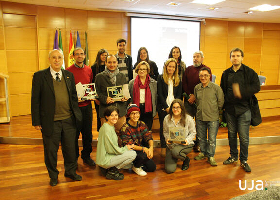 Foto de familia de los premiados, autoridades y el jurado de ambos certámenes.