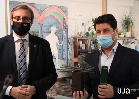 El Rector de la UJA, junto con el ganador Ángel Alén.