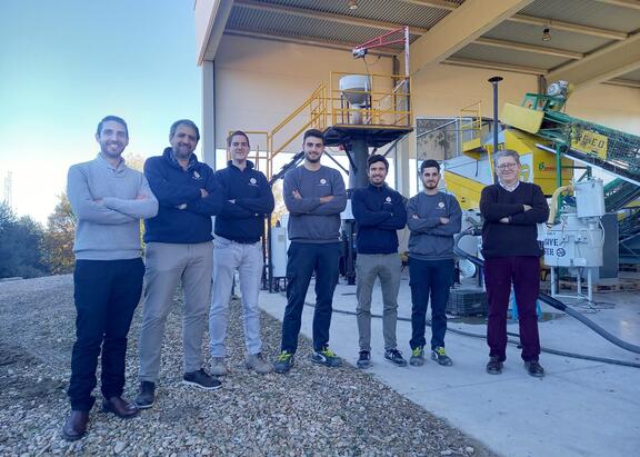 Equipo de investigación de la Escuela Politécnica Superior de Linares de la Universidad de Jaén. Al fondo, la planta de gasificación experimental.